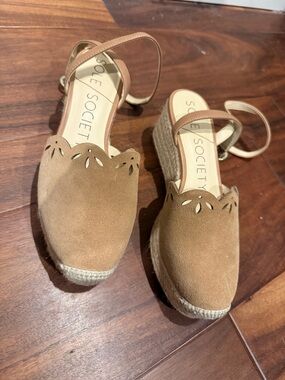 Sole Society Tan Suede Scalloped Espadrille Wedge Sandals. Leather upper.